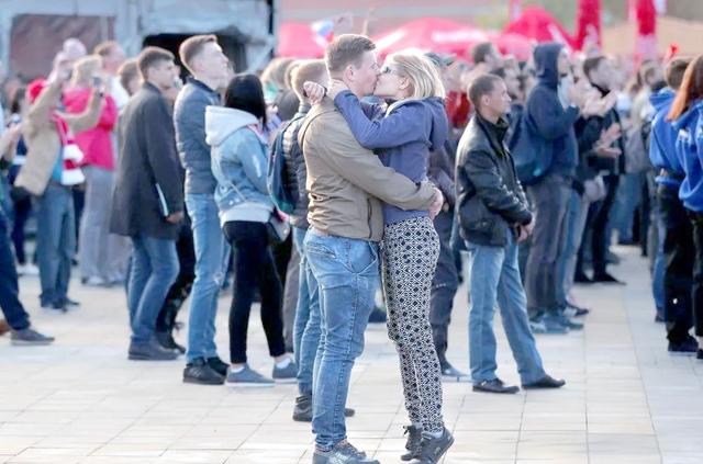 一场经典之战!世界杯点燃球迷热情 一场经典之战!世界杯点燃球迷热情