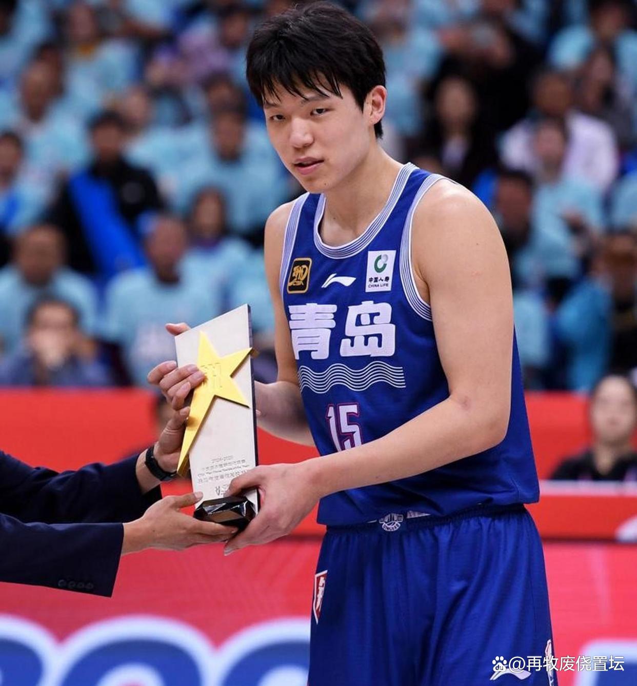 篮球选手刷新世界纪录,震撼全场 篮球选手刷新世界纪录,震撼全场