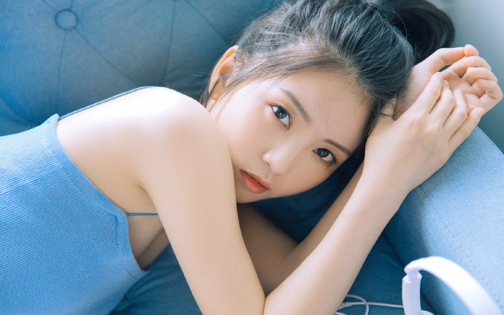 看来你在两个体育世界之间架起了一座有趣的桥梁。让我尝试将这两个看似不相关的主题,编织成一个关于体育精神的共通故事