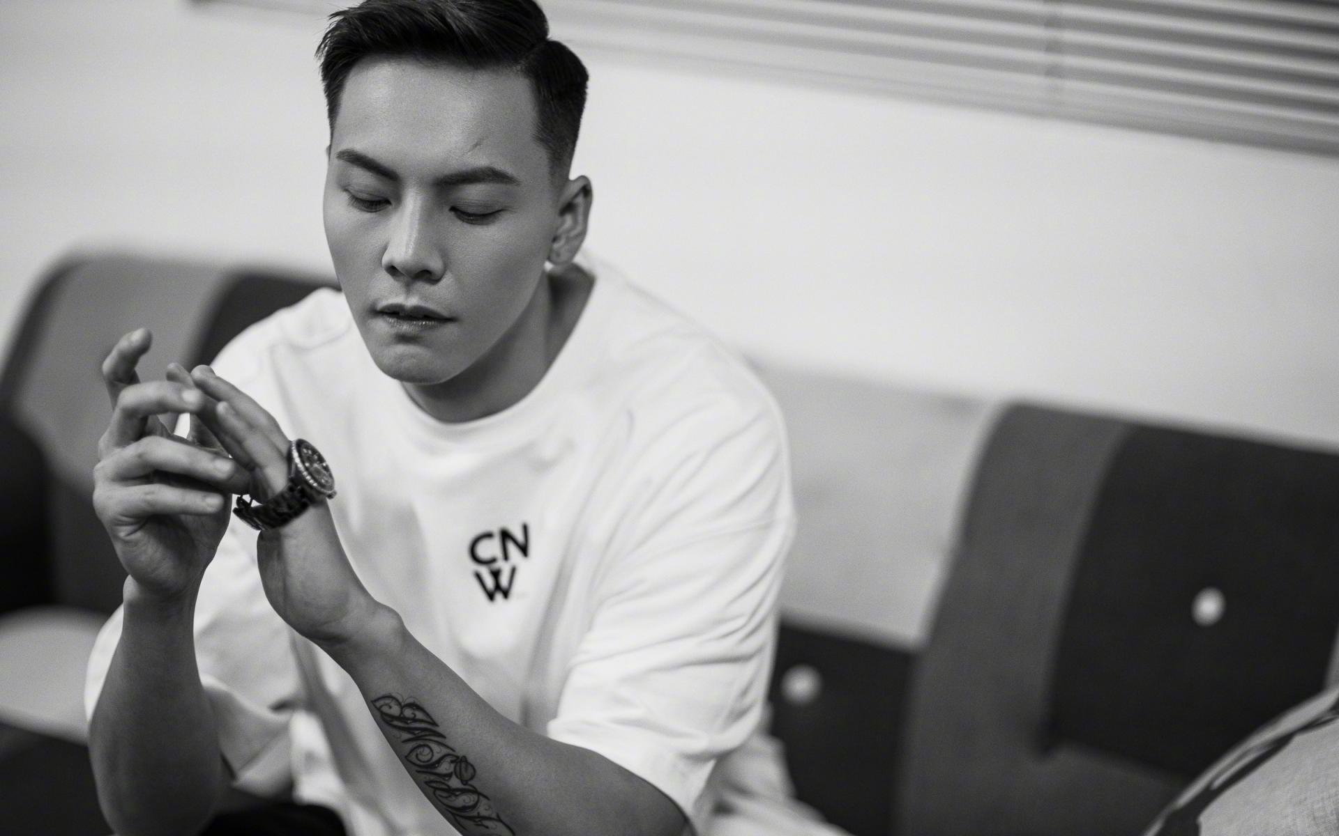 绿茵试金石，久保建英在英格兰与AC米兰的史诗对决中淬火成钢