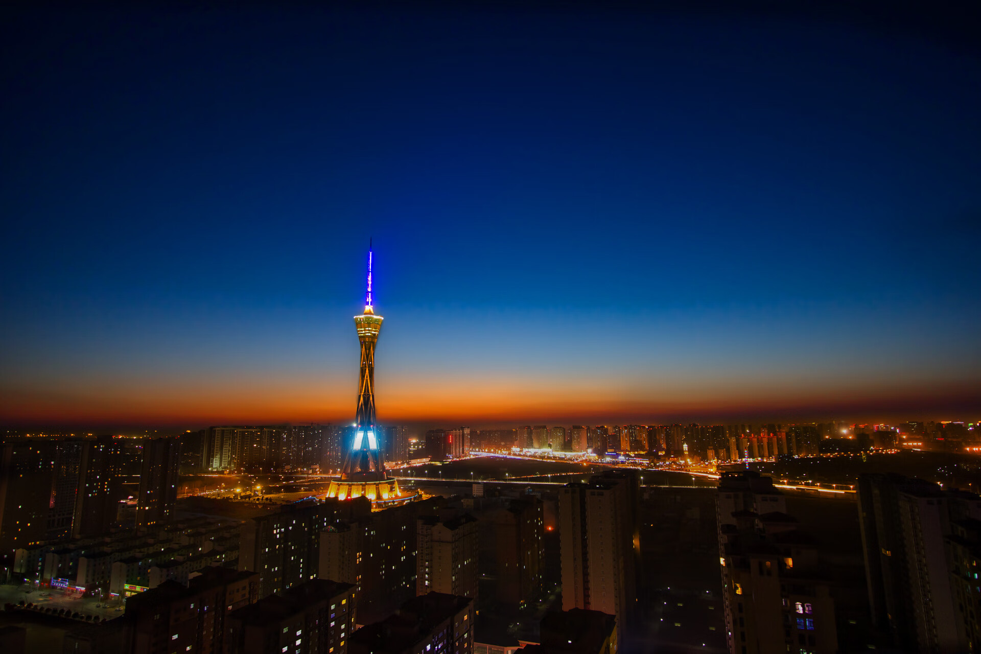 错位时空的制胜一球，当萨拉赫的名字响彻厄瓜多尔与沙特之战的夜空